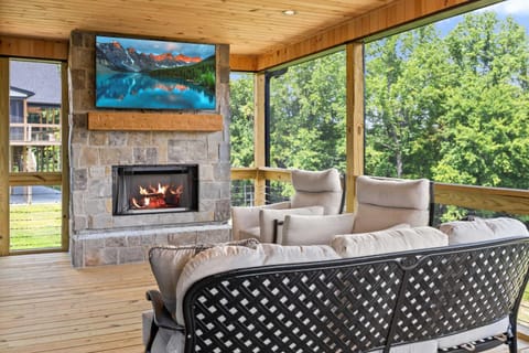 NEW Spacious Clarkson Getaway w Games & Yard House in Nolin Lake