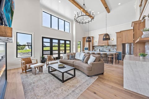 NEW Spacious Clarkson Getaway w Games & Yard House in Nolin Lake