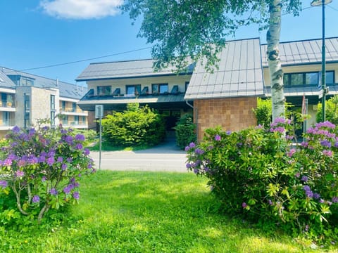 Property building, Spring, Day, Natural landscape, Garden, Balcony/Terrace, Garden view, Quiet street view