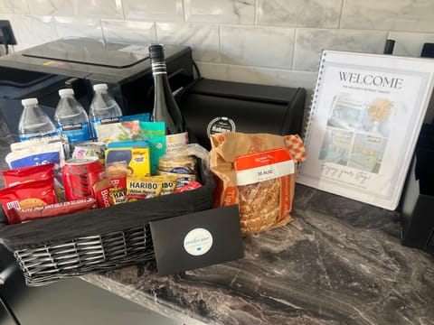 Coffee/tea facilities, Kitchen or kitchenette, Food and drinks, Food