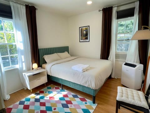 Pasadena Quiet Gem with Fiber Internet WiFi and Workspace House in Altadena