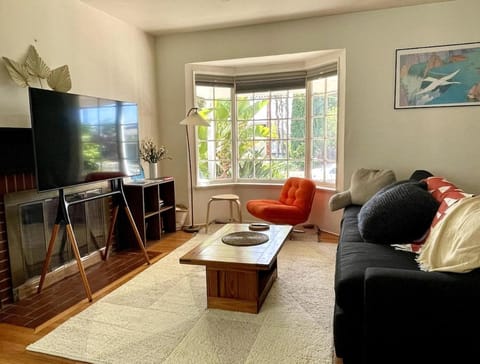 Pasadena Quiet Gem with Fiber Internet WiFi and Workspace House in Altadena
