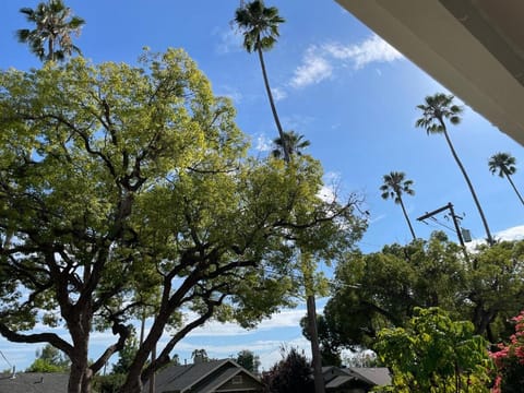 Pasadena Quiet Gem with Fiber Internet WiFi and Workspace House in Altadena