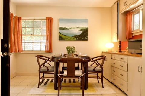 Pasadena Quiet Gem with Fiber Internet WiFi and Workspace House in Altadena