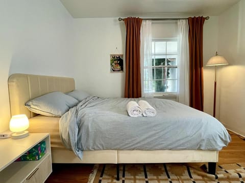 Pasadena Quiet Gem with Fiber Internet WiFi and Workspace House in Altadena