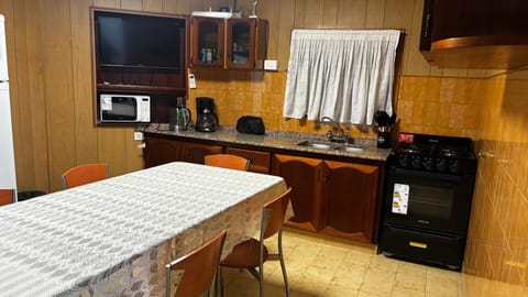 Coffee/tea facilities, Kitchen or kitchenette, Dining area, oven, stove