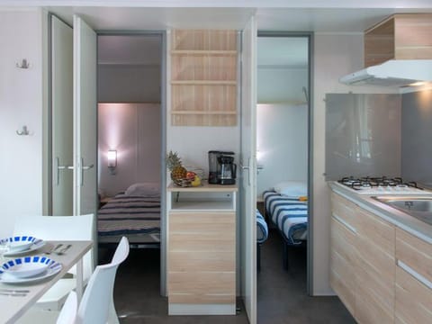 Mobil home confortable avec terrasse pour 6 personnes - API-1-52-393 Campground/ 
RV Resort in Provence-Alpes-Côte d'Azur