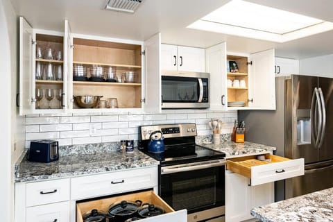 Pool, Game Room, Pet Friendly, 5 beds East Tucson! House in Tanque Verde