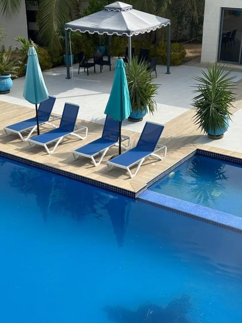 Day, Swimming pool, sunbed