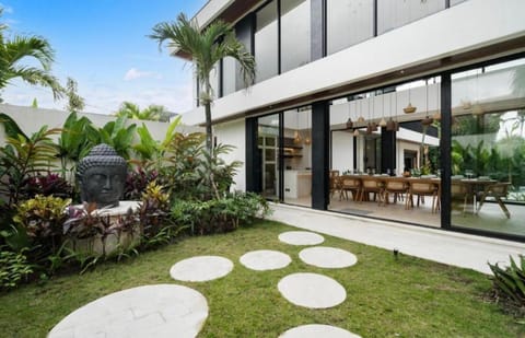 Ubud Magnificent 6 BR Infinity Pool Villa Villa in Tampaksiring