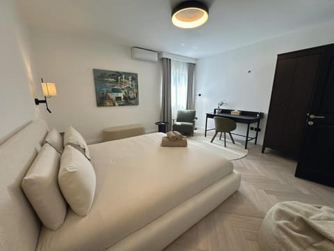 Stunning Seafront Apartment, Panoramic Sea Views Apartment in Sliema