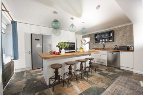 Coffee/tea facilities, Kitchen or kitchenette, Dining area, dishwasher, oven, pet friendly, stove