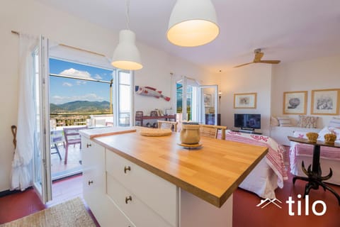 Natural landscape, TV and multimedia, Kitchen or kitchenette, Dining area, Mountain view
