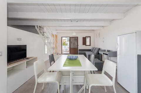 TV and multimedia, Living room, Seating area, Dining area