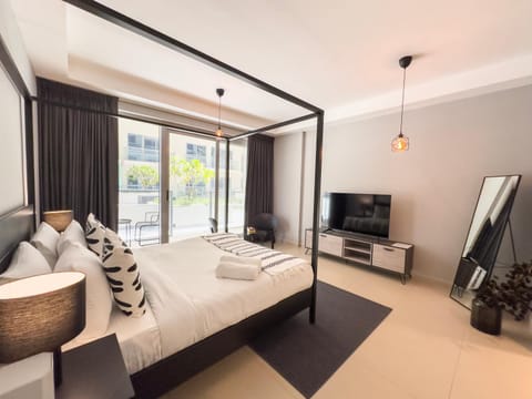 Communal lounge/ TV room, Bed, TV and multimedia, Living room, Seating area, Evening entertainment, Bedroom