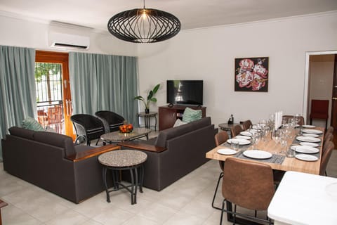 Communal lounge/ TV room, TV and multimedia, Living room, Seating area, Dining area, Evening entertainment