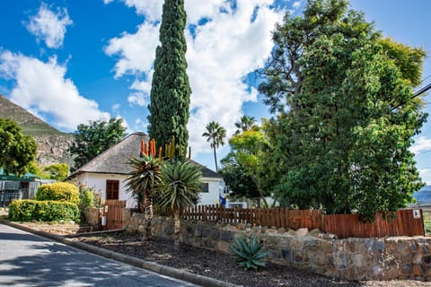 Property building, Spring, Day, Neighbourhood, Natural landscape, Garden, Garden view, Mountain view