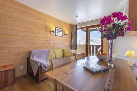 Living room, Photo of the whole room, Seating area, Dining area