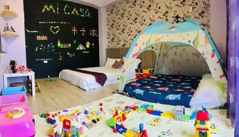 Bed, Photo of the whole room, Decorative detail, Kids's club, Bedroom, children