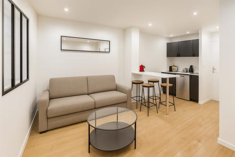 Kitchen or kitchenette, Living room, Seating area, Dining area
