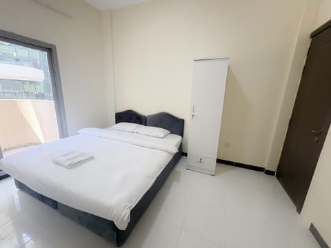 Photo of the whole room, Bedroom, wardrobe