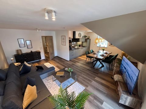 TV and multimedia, Kitchen or kitchenette, Living room, Seating area, Dining area