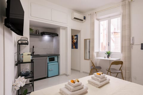Kitchen or kitchenette, Dining area, Bedroom