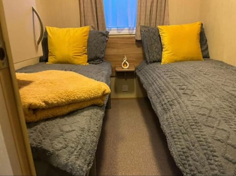 Skegness 3-Bed Caravan Sleeps 8 10 mins to Beach House in Ingoldmells