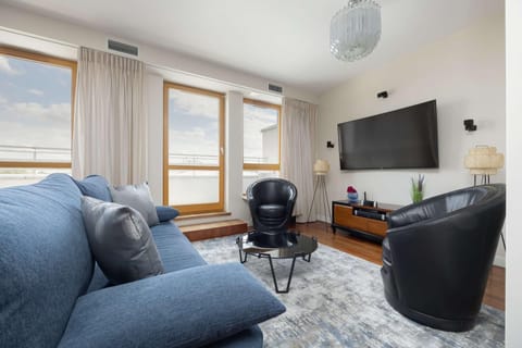 TV and multimedia, Living room, Seating area, Evening entertainment