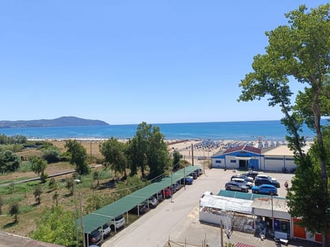 Property building, Nearby landmark, Day, Neighbourhood, Natural landscape, Bird's eye view, Beach, Sea view, Location, Parking