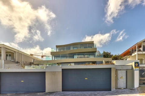Adjacent Camps Bay Beach Apartment in Camps Bay