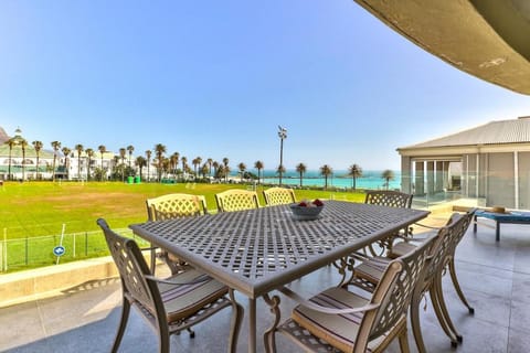 Adjacent Camps Bay Beach Apartment in Camps Bay