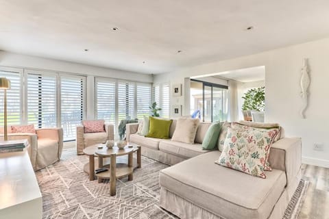 Adjacent Camps Bay Beach Apartment in Camps Bay