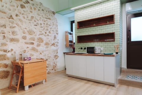 Photo of the whole room, kitchen