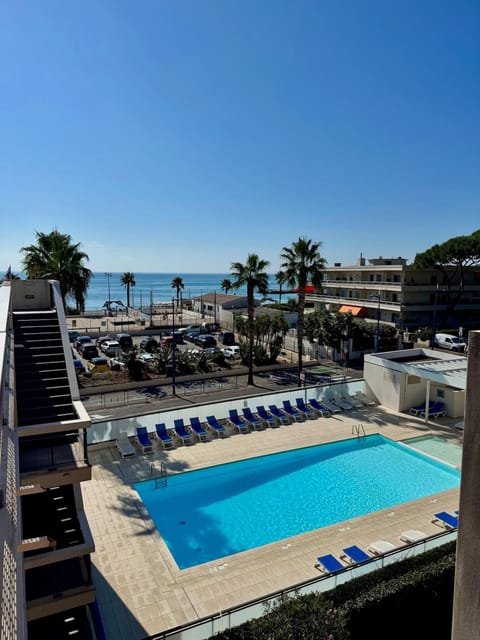 Day, Natural landscape, Sea view, Swimming pool, sunbed