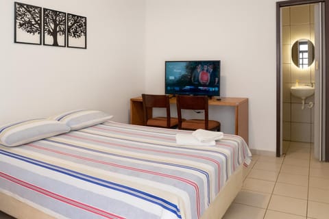Bed, TV and multimedia, Bedroom