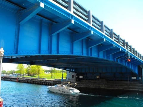 Villa De Moderne - adoba Inn Charlevoix Motel in Charlevoix