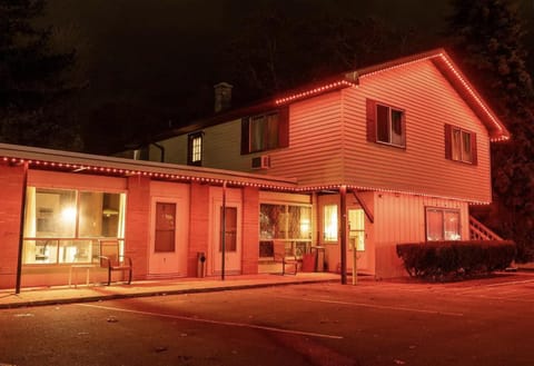 Villa De Moderne - adoba Inn Charlevoix Motel in Charlevoix