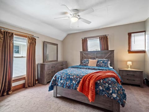 Bed, Photo of the whole room, Bedroom, fireplace