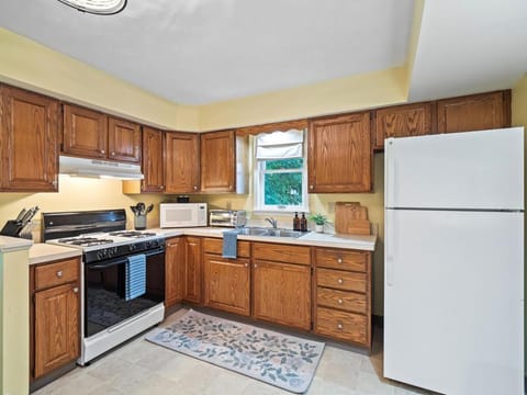 Kitchen or kitchenette, minibar, stove