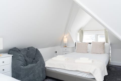 Open Mind Property - 8 Guests & Free Parking Apartment in Bournemouth