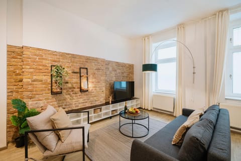 TV and multimedia, Living room, Seating area, Evening entertainment