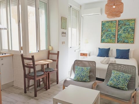 Bed, Kitchen or kitchenette, Living room, Photo of the whole room, Seating area, Dining area, Bedroom
