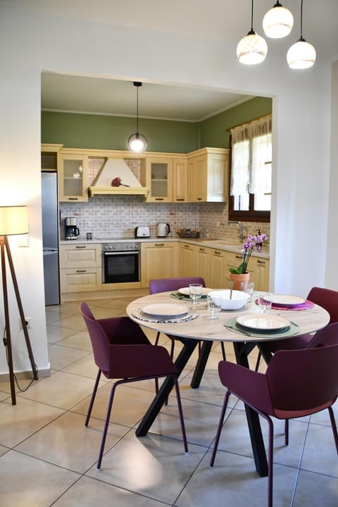 Kitchen or kitchenette, Dining area, oven, stove, toaster