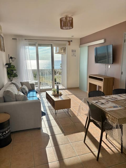 Communal lounge/ TV room, TV and multimedia, Living room, Seating area, Evening entertainment