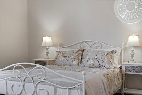 French Country Charm with Pool and Mountain Views House in Oro Valley