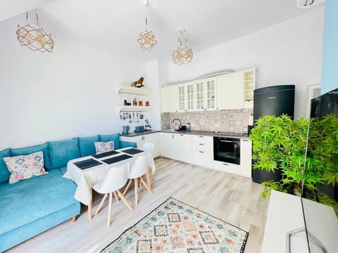 Coffee/tea facilities, Kitchen or kitchenette, Living room, Seating area, Dining area, internet, oven, stove, air conditioner