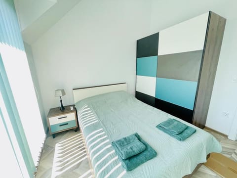 Bed, Photo of the whole room, Bedroom, internet, air conditioner