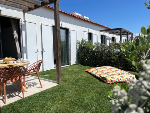 Property building, Garden, Dining area, Garden view, sunbed