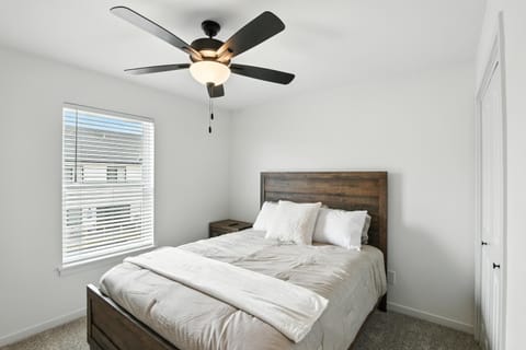 Modern Townhome Retreat in Prime Location townhouse House in Coralville